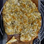 glutenfreier Knoblauch-Käse-Fladen
